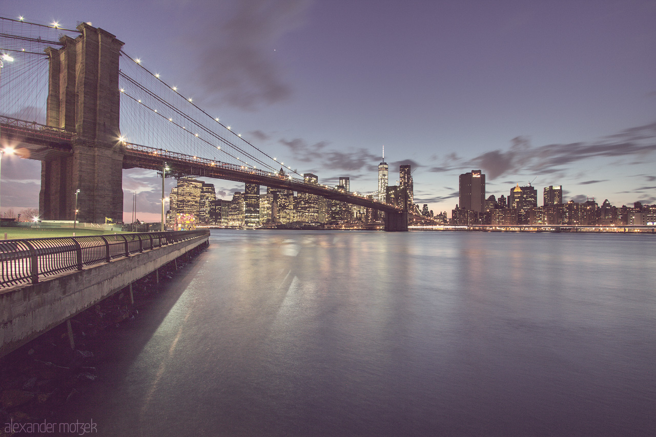 Foto von Skyline New Yorks zur blauen Stunde